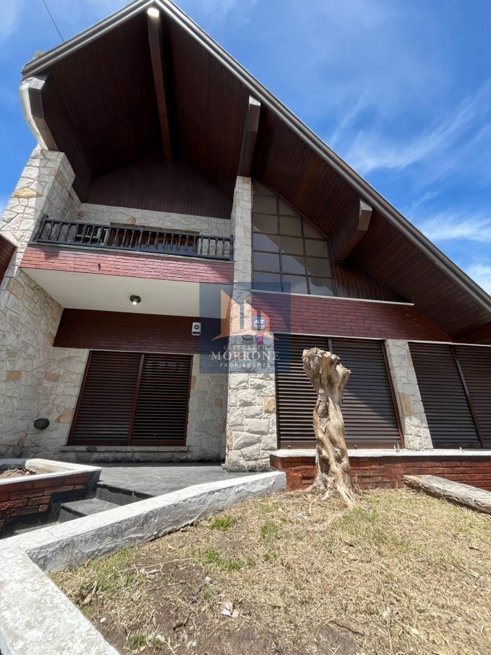 IMPORTANTE CHALET DE CATEGORIA CON 3 DORMITORIOS, SOTANO PARA VARIOS AUTOS Y PARQUE, LA CALANDRIA 4000 -SAN JOSE-