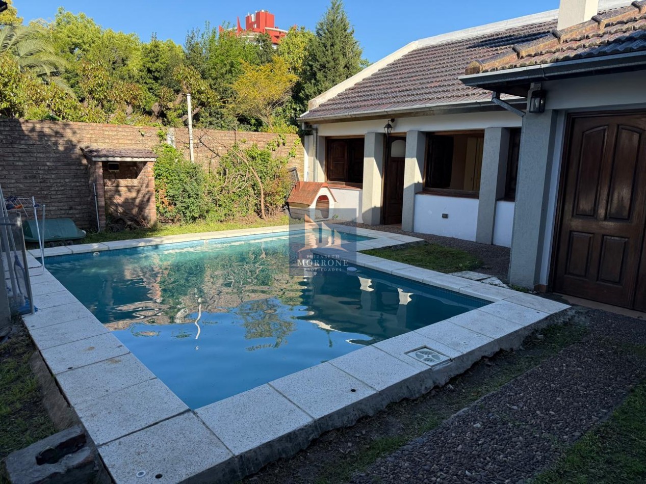 VENTA HERMOSA CASA EN ZONA RESIDENCIAL, 2 DORMITORIOS, QUINCHO Y PILETA, NARCISO LAPRIDA 20 -MONTE GRANDE-