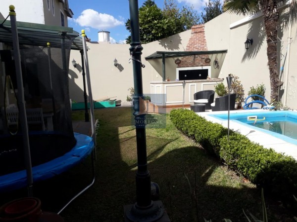 HERMOSA CASA ESTILO INGLES ZONA RESIDENCIAL  GRIGERA 600 -BANFIELD OESTE-