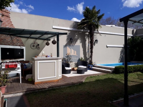 HERMOSA CASA ESTILO INGLES ZONA RESIDENCIAL  GRIGERA 600 -BANFIELD OESTE-