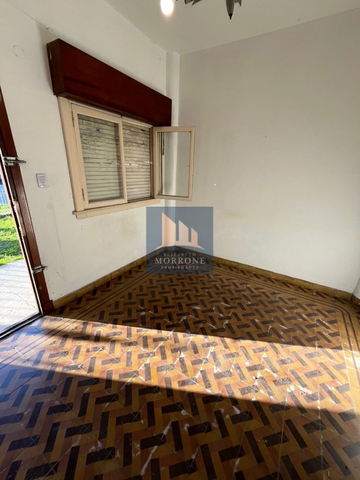 VENTA CASA A RECICLAR CON AMPLIO PATIO Y LUGAR PARA ENTRAR UN AUTO MUY BUENA UBICACION, MALVINAS ARGENTINAS 1347 -TEMPERLEY -