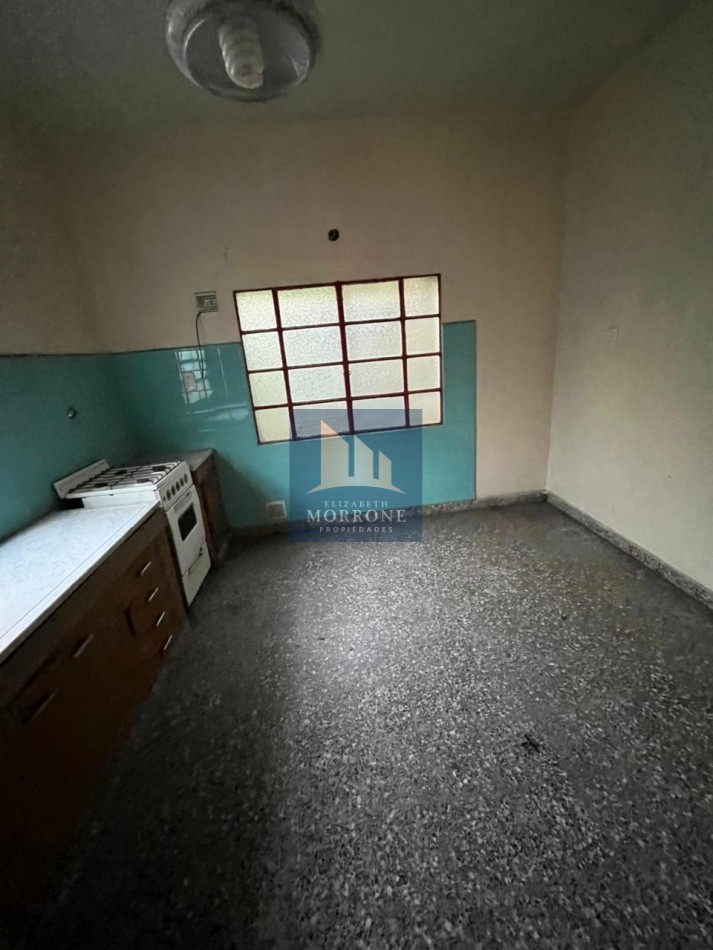 VENTA CASA A RECICLAR CON AMPLIO PATIO Y LUGAR PARA ENTRAR UN AUTO MUY BUENA UBICACION, MALVINAS ARGENTINAS 1347 -TEMPERLEY -