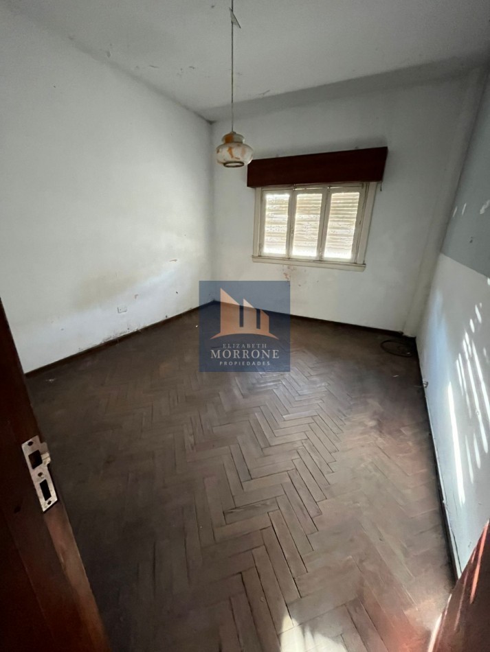 VENTA CASA A RECICLAR CON AMPLIO PATIO Y LUGAR PARA ENTRAR UN AUTO MUY BUENA UBICACION, MALVINAS ARGENTINAS 1347 -TEMPERLEY -