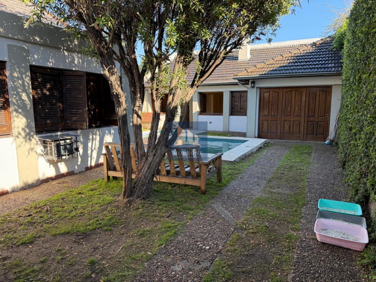 VENTA HERMOSA CASA EN ZONA RESIDENCIAL, 2 DORMITORIOS, QUINCHO Y PILETA, NARCISO LAPRIDA 20 -MONTE GRANDE-
