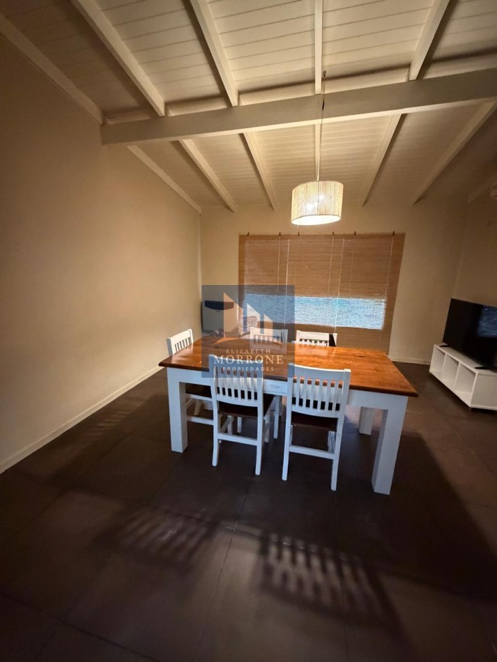 VENTA HERMOSA CASA PLANTA BAJA, EXCELENTE ESTADO TRES AMBIENTES, PARQUE Y PILETA -ZEBALLOS 655 TEMPERLEY-