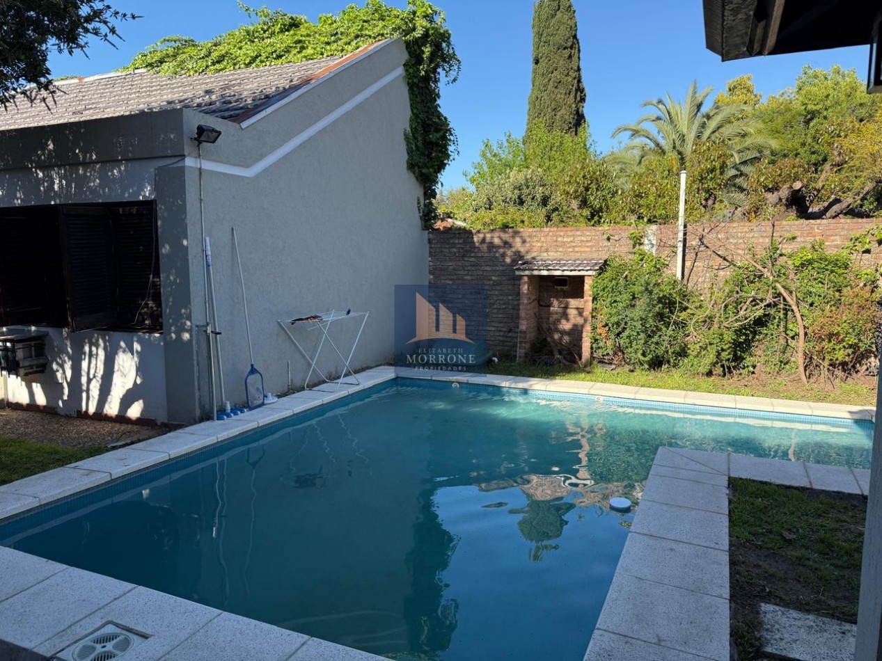 VENTA HERMOSA CASA EN ZONA RESIDENCIAL, 2 DORMITORIOS, QUINCHO Y PILETA, NARCISO LAPRIDA 20 -MONTE GRANDE-