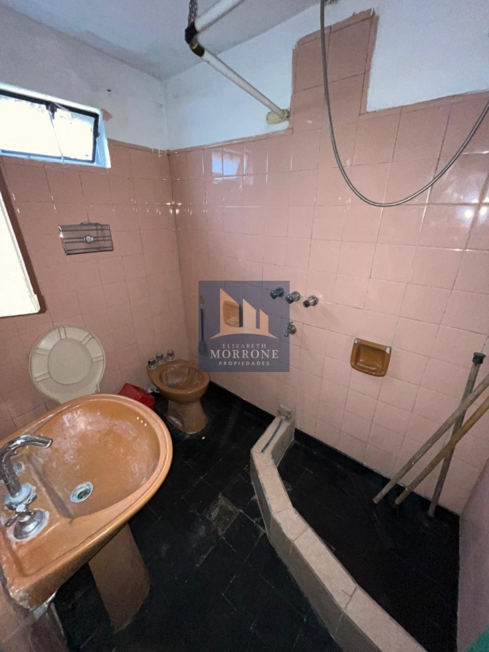 ALQUILER AMPLIA CASA 2 DORMITORIOS, PARQUE Y ENTRADA DE AUTO SEMICUBIERTA, JURAMENTO 2275 -TEMPERLEY-