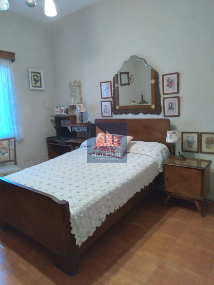 VENTA HERMOSA CASA CON DEPARTAMENTO, LUGAR PARA 3 AUTOS, CORRIENTES AL 800 -LOMAS DE ZAMORA-