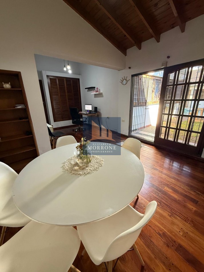 VENTA HERMOSA CASA EN ZONA RESIDENCIAL, 2 DORMITORIOS, QUINCHO Y PILETA, NARCISO LAPRIDA 20 -MONTE GRANDE-