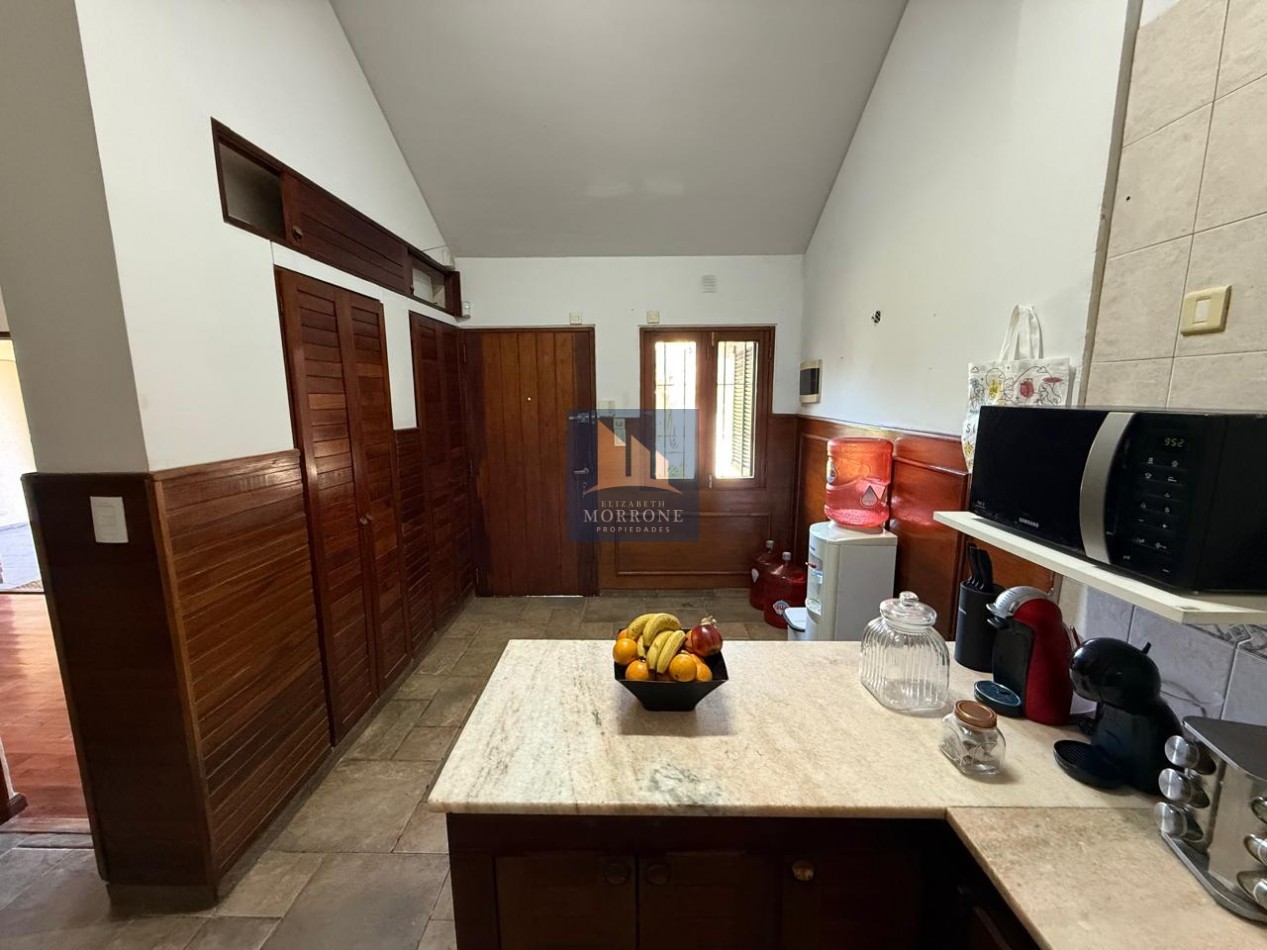 VENTA HERMOSA CASA EN ZONA RESIDENCIAL, 2 DORMITORIOS, QUINCHO Y PILETA, NARCISO LAPRIDA 20 -MONTE GRANDE-