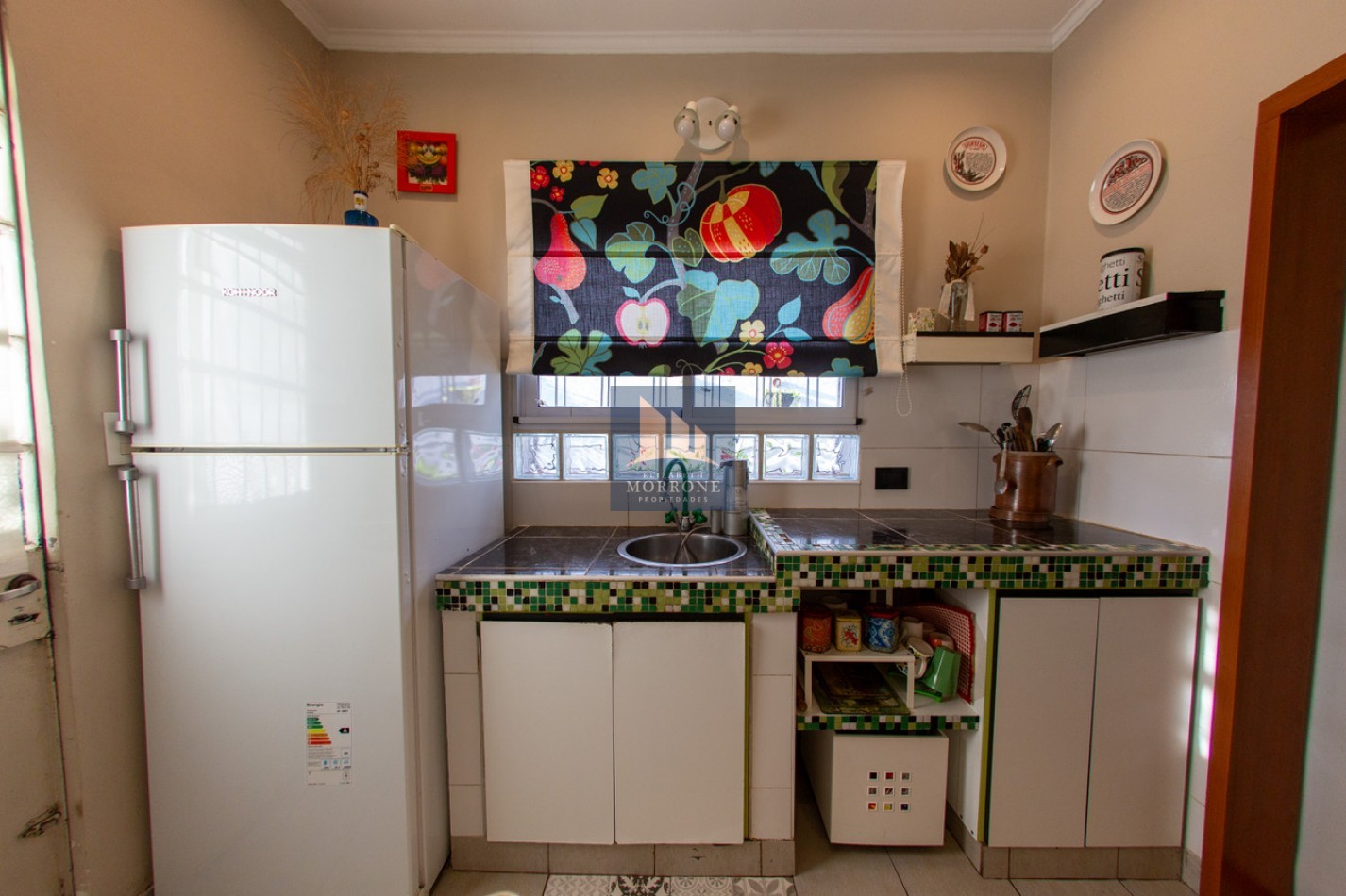 VENTA HERMOSA CASA CON DEPARTAMENTO, LUGAR PARA 3 AUTOS, CORRIENTES AL 800 -LOMAS DE ZAMORA-