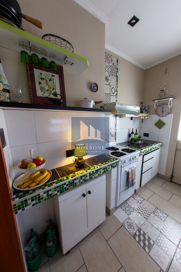 VENTA HERMOSA CASA CON DEPARTAMENTO, LUGAR PARA 3 AUTOS, CORRIENTES AL 800 -LOMAS DE ZAMORA-