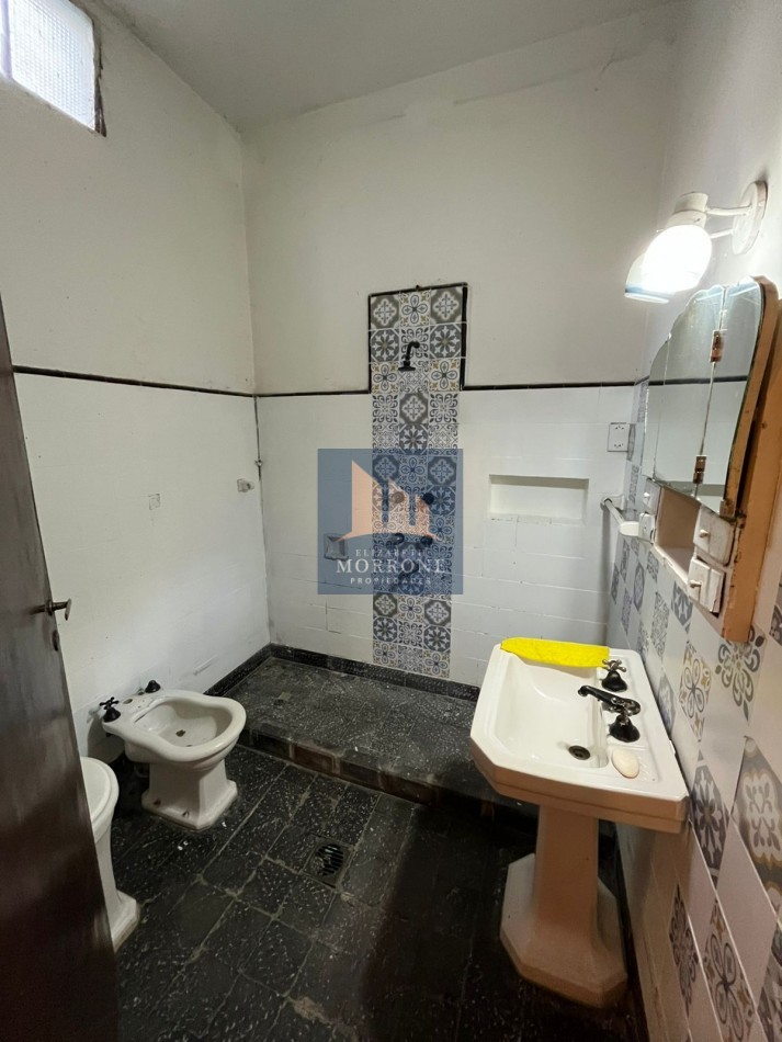 VENTA CASA A RECICLAR CON AMPLIO PATIO Y LUGAR PARA ENTRAR UN AUTO MUY BUENA UBICACION, MALVINAS ARGENTINAS 1347 -TEMPERLEY -