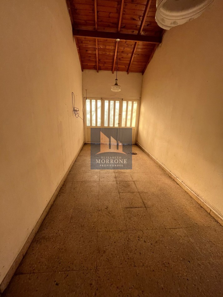 VENTA CASA A RECICLAR CON AMPLIO PATIO Y LUGAR PARA ENTRAR UN AUTO MUY BUENA UBICACION, MALVINAS ARGENTINAS 1347 -TEMPERLEY -