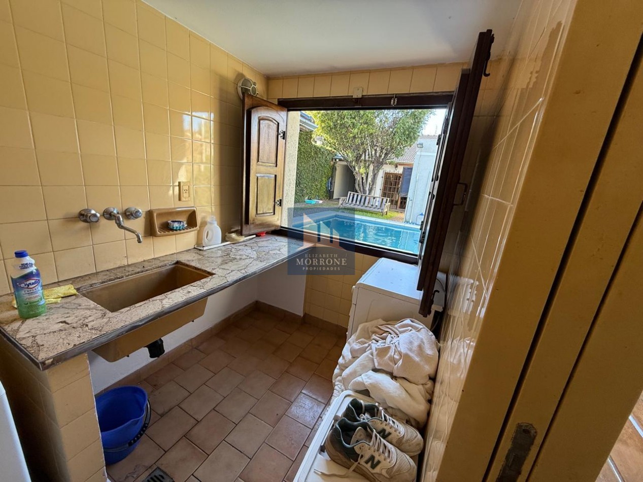 VENTA HERMOSA CASA EN ZONA RESIDENCIAL, 2 DORMITORIOS, QUINCHO Y PILETA, NARCISO LAPRIDA 20 -MONTE GRANDE-