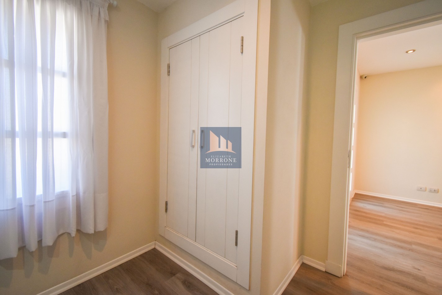 VENTA IMPRESIONANTE CHALET DE CATEGORIA, CON LA COCINA COMPLETAMENTE REMODELADA, 4 DORMITORIOS, LA CASA SE VENDE TOTALMENTE AMUEBLADA, CANGALLO 1400 -TEMPERLEY-