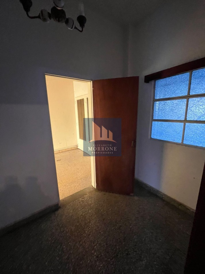 VENTA CASA A RECICLAR CON AMPLIO PATIO Y LUGAR PARA ENTRAR UN AUTO MUY BUENA UBICACION, MALVINAS ARGENTINAS 1347 -TEMPERLEY -