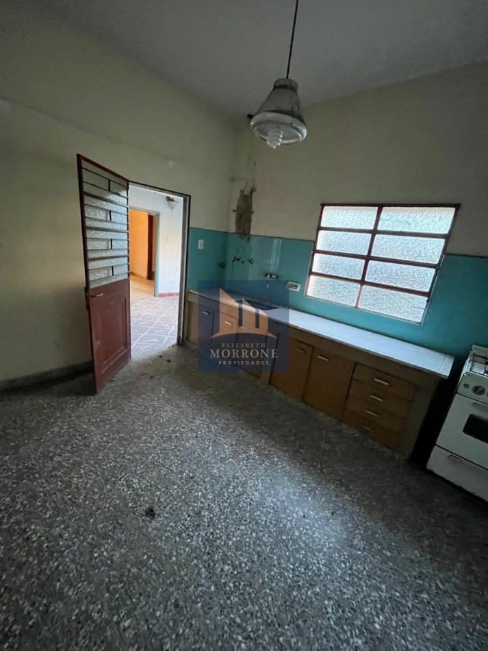VENTA CASA A RECICLAR CON AMPLIO PATIO Y LUGAR PARA ENTRAR UN AUTO MUY BUENA UBICACION, MALVINAS ARGENTINAS 1347 -TEMPERLEY -
