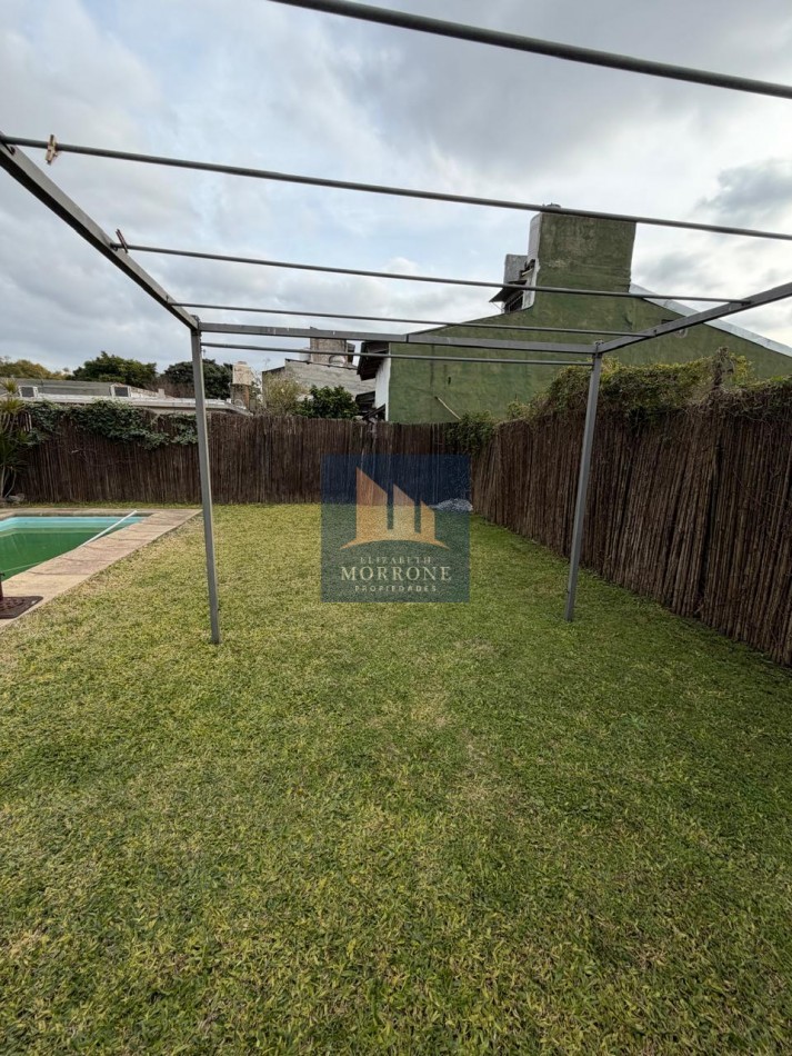 VENTA HERMOSA CASA PLANTA BAJA, EXCELENTE ESTADO TRES AMBIENTES, PARQUE Y PILETA -ZEBALLOS 655 TEMPERLEY-
