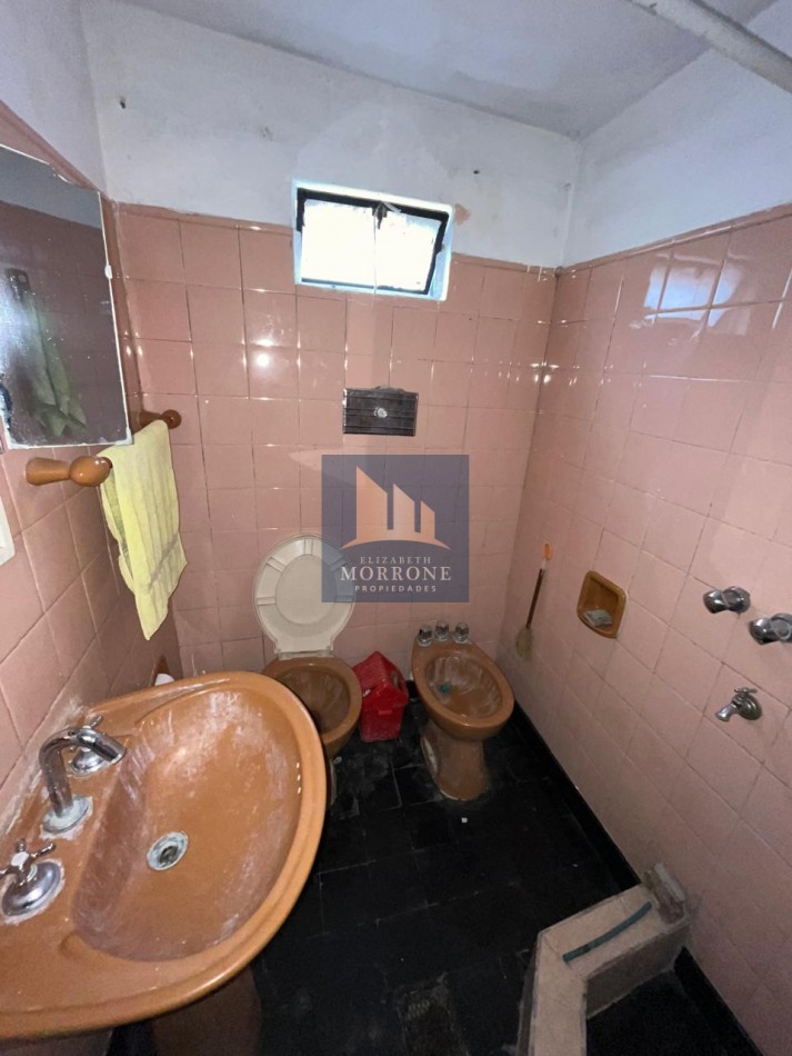 ALQUILER AMPLIA CASA 2 DORMITORIOS, PARQUE Y ENTRADA DE AUTO SEMICUBIERTA, JURAMENTO 2275 -TEMPERLEY-