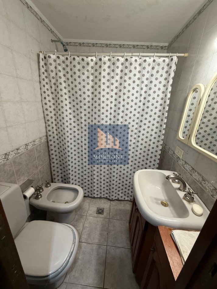 VENTA HERMOSA CASA EN ZONA RESIDENCIAL, 2 DORMITORIOS, QUINCHO Y PILETA, NARCISO LAPRIDA 20 -MONTE GRANDE-