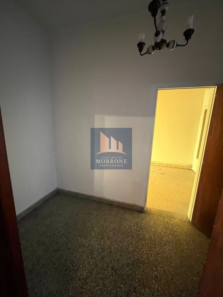 VENTA CASA A RECICLAR CON AMPLIO PATIO Y LUGAR PARA ENTRAR UN AUTO MUY BUENA UBICACION, MALVINAS ARGENTINAS 1347 -TEMPERLEY -
