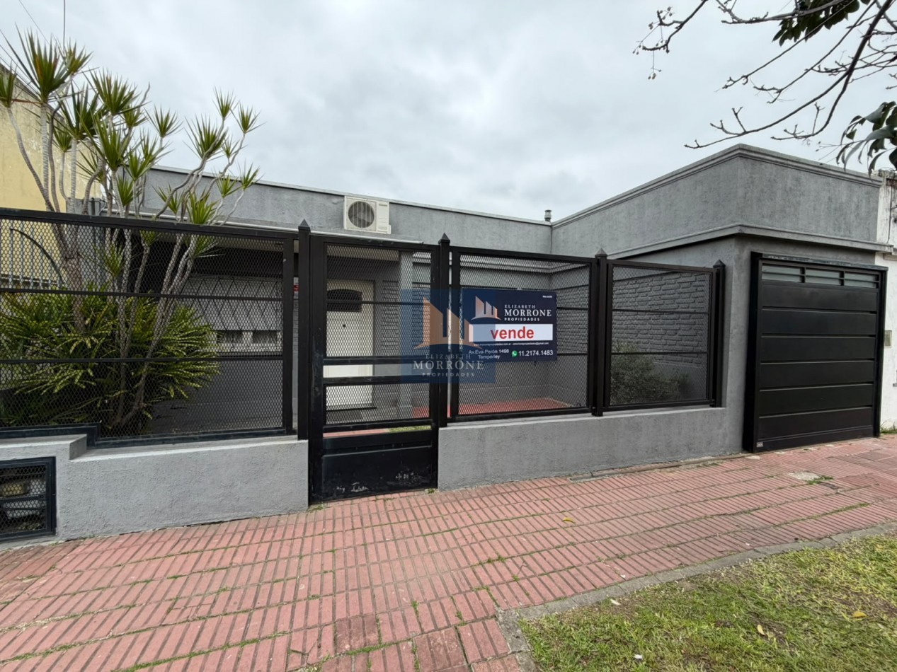 VENTA HERMOSA CASA PLANTA BAJA, EXCELENTE ESTADO TRES AMBIENTES, PARQUE Y PILETA -ZEBALLOS 655 TEMPERLEY-