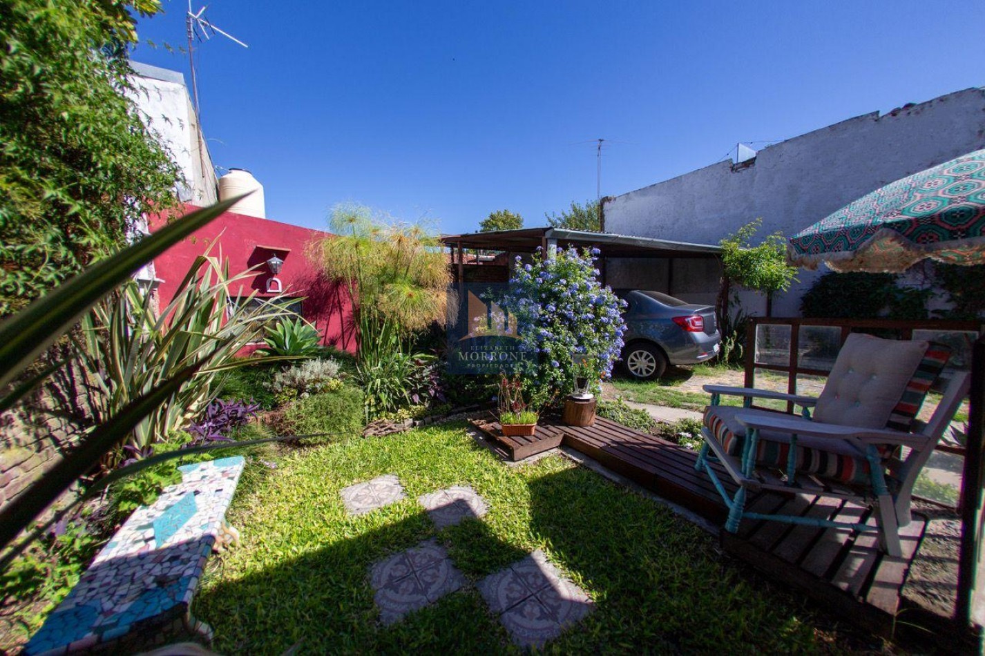 VENTA HERMOSA CASA CON DEPARTAMENTO, LUGAR PARA 3 AUTOS, CORRIENTES AL 800 -LOMAS DE ZAMORA-