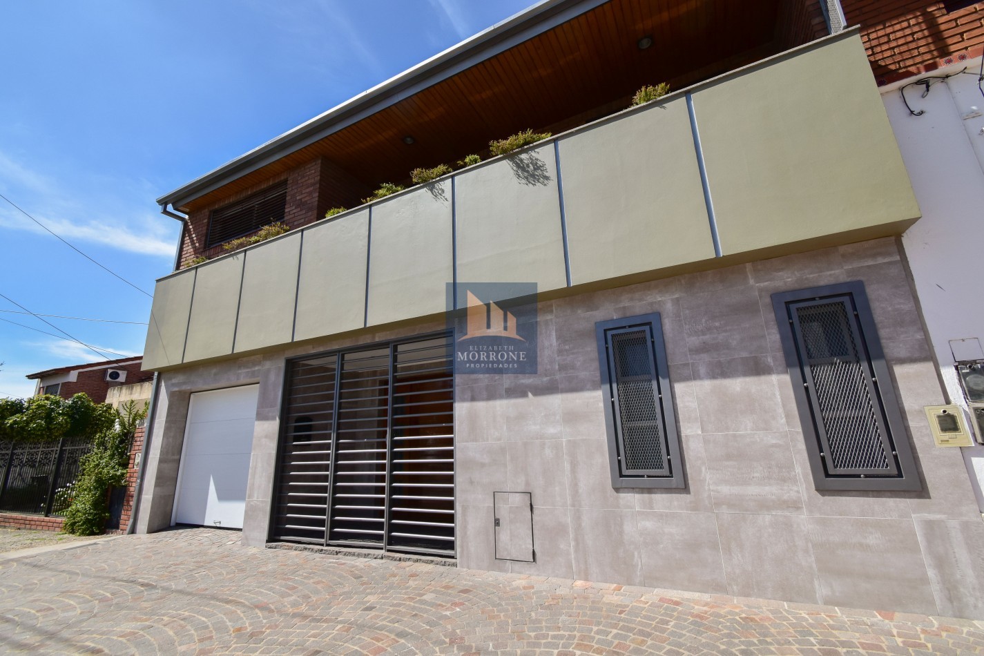 VENTA IMPRESIONANTE CHALET DE CATEGORIA, CON LA COCINA COMPLETAMENTE REMODELADA, 4 DORMITORIOS, LA CASA SE VENDE TOTALMENTE AMUEBLADA, CANGALLO 1400 -TEMPERLEY-