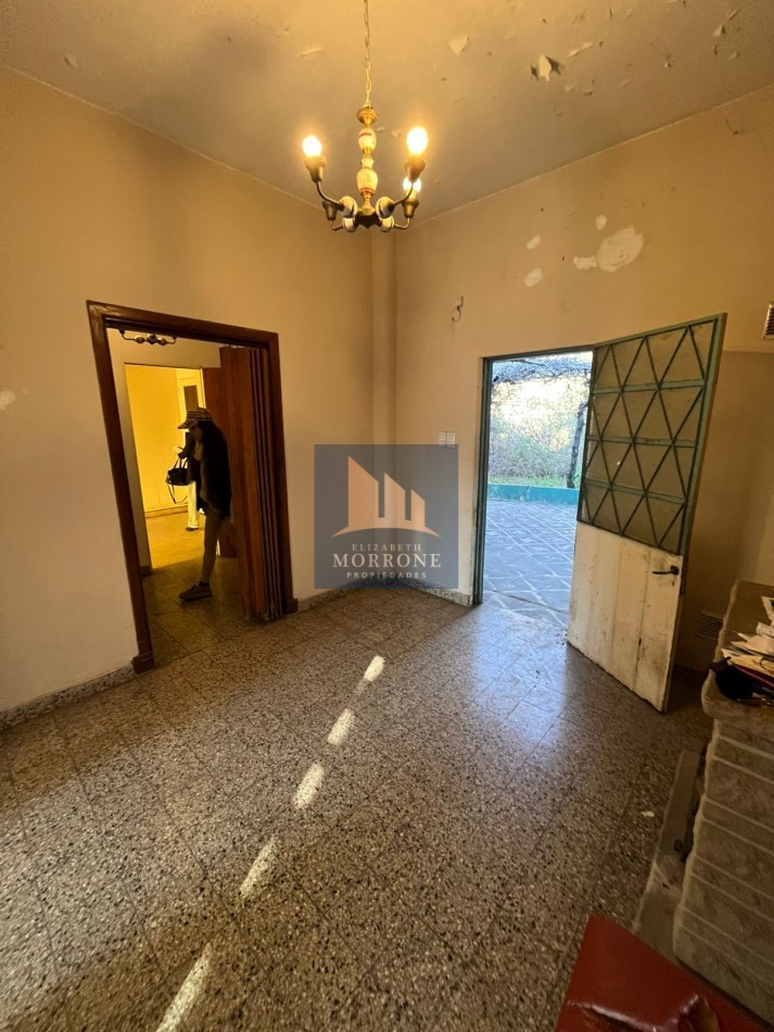 VENTA CASA A RECICLAR CON AMPLIO PATIO Y LUGAR PARA ENTRAR UN AUTO MUY BUENA UBICACION, MALVINAS ARGENTINAS 1347 -TEMPERLEY -