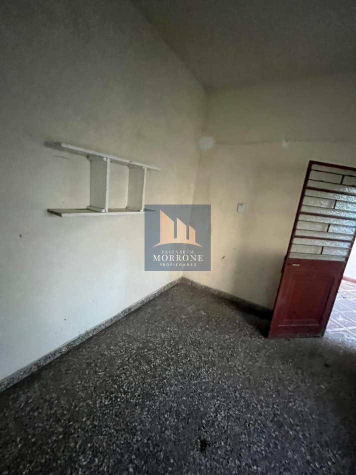 VENTA CASA A RECICLAR CON AMPLIO PATIO Y LUGAR PARA ENTRAR UN AUTO MUY BUENA UBICACION, MALVINAS ARGENTINAS 1347 -TEMPERLEY -