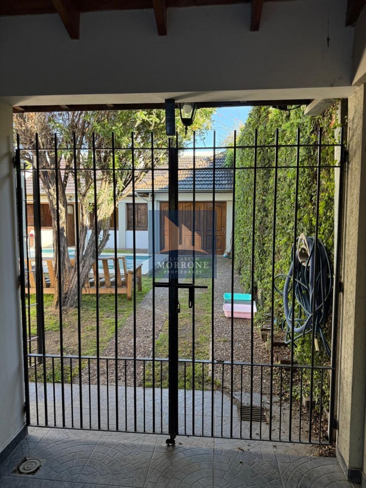 VENTA HERMOSA CASA EN ZONA RESIDENCIAL, 2 DORMITORIOS, QUINCHO Y PILETA, NARCISO LAPRIDA 20 -MONTE GRANDE-