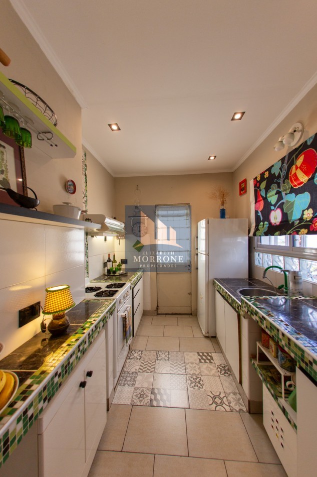 VENTA HERMOSA CASA CON DEPARTAMENTO, LUGAR PARA 3 AUTOS, CORRIENTES AL 800 -LOMAS DE ZAMORA-