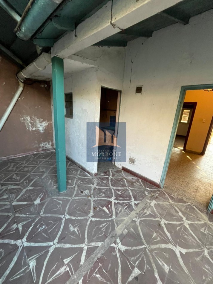 VENTA CASA A RECICLAR CON AMPLIO PATIO Y LUGAR PARA ENTRAR UN AUTO MUY BUENA UBICACION, MALVINAS ARGENTINAS 1347 -TEMPERLEY -