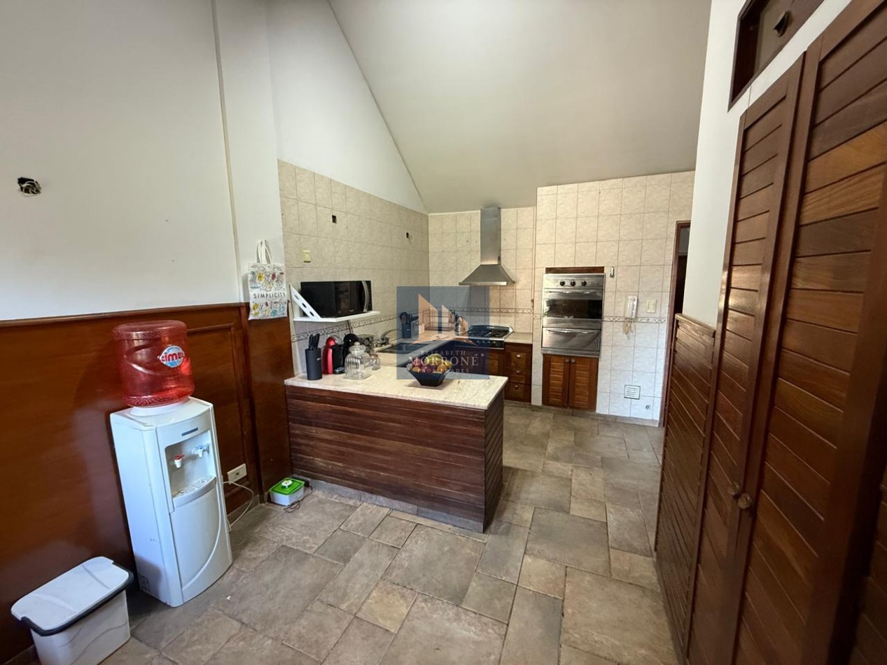 VENTA HERMOSA CASA EN ZONA RESIDENCIAL, 2 DORMITORIOS, QUINCHO Y PILETA, NARCISO LAPRIDA 20 -MONTE GRANDE-