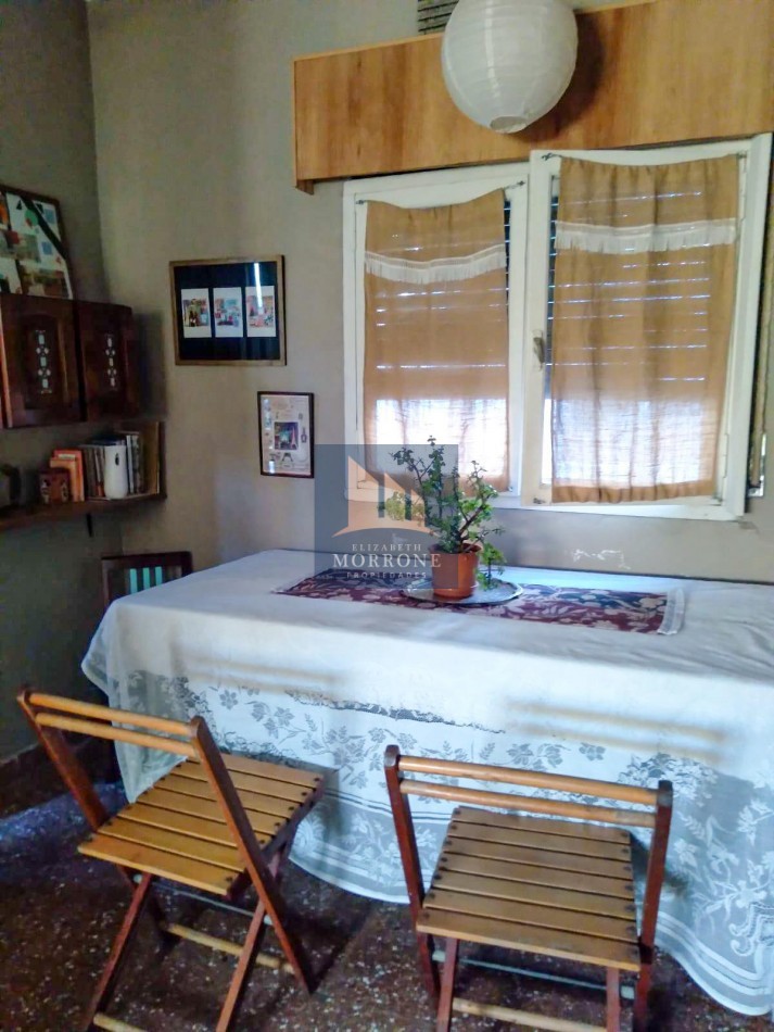 VENTA HERMOSA CASA CON DEPARTAMENTO, LUGAR PARA 3 AUTOS, CORRIENTES AL 800 -LOMAS DE ZAMORA-