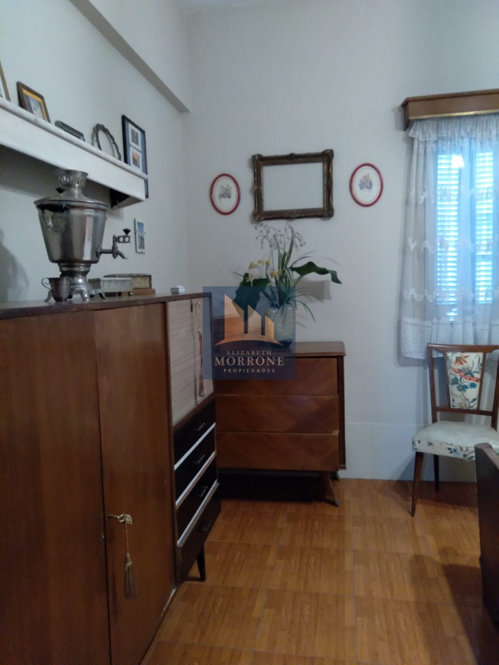 VENTA HERMOSA CASA CON DEPARTAMENTO, LUGAR PARA 3 AUTOS, CORRIENTES AL 800 -LOMAS DE ZAMORA-
