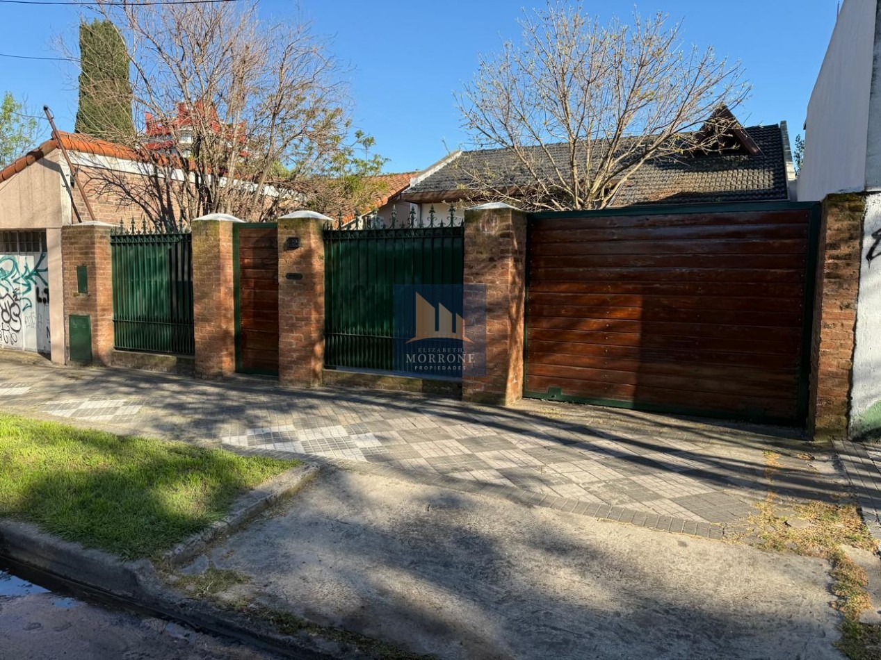 VENTA HERMOSA CASA EN ZONA RESIDENCIAL, 2 DORMITORIOS, QUINCHO Y PILETA, NARCISO LAPRIDA 20 -MONTE GRANDE-