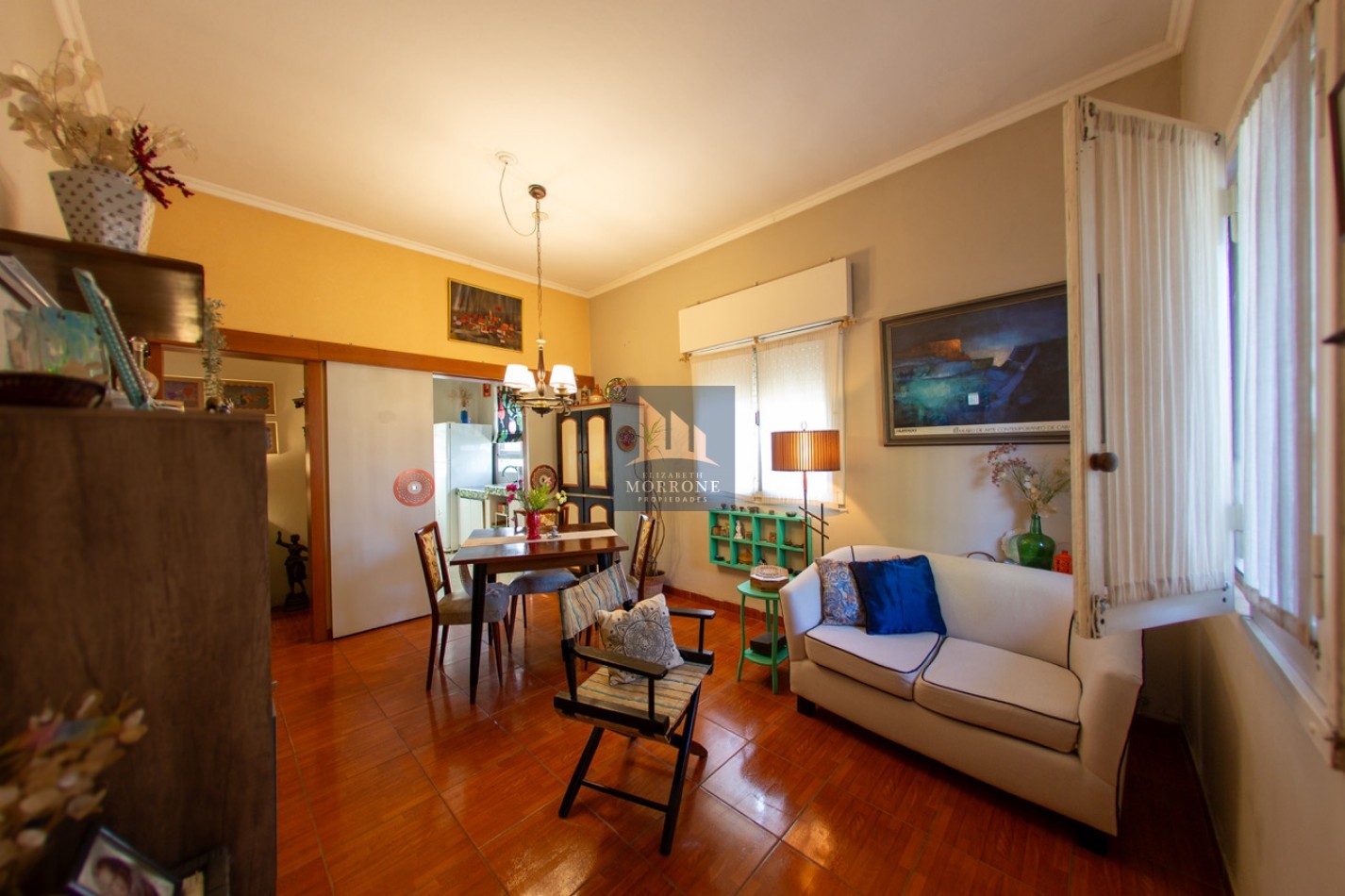 VENTA HERMOSA CASA CON DEPARTAMENTO, LUGAR PARA 3 AUTOS, CORRIENTES AL 800 -LOMAS DE ZAMORA-