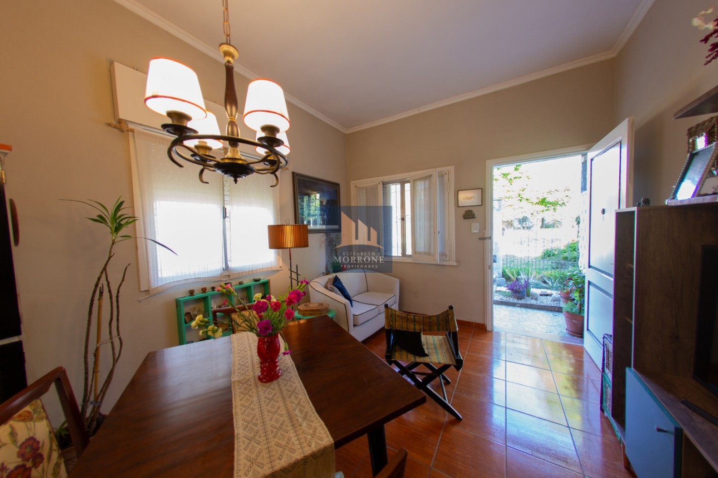 VENTA HERMOSA CASA CON DEPARTAMENTO, LUGAR PARA 3 AUTOS, CORRIENTES AL 800 -LOMAS DE ZAMORA-