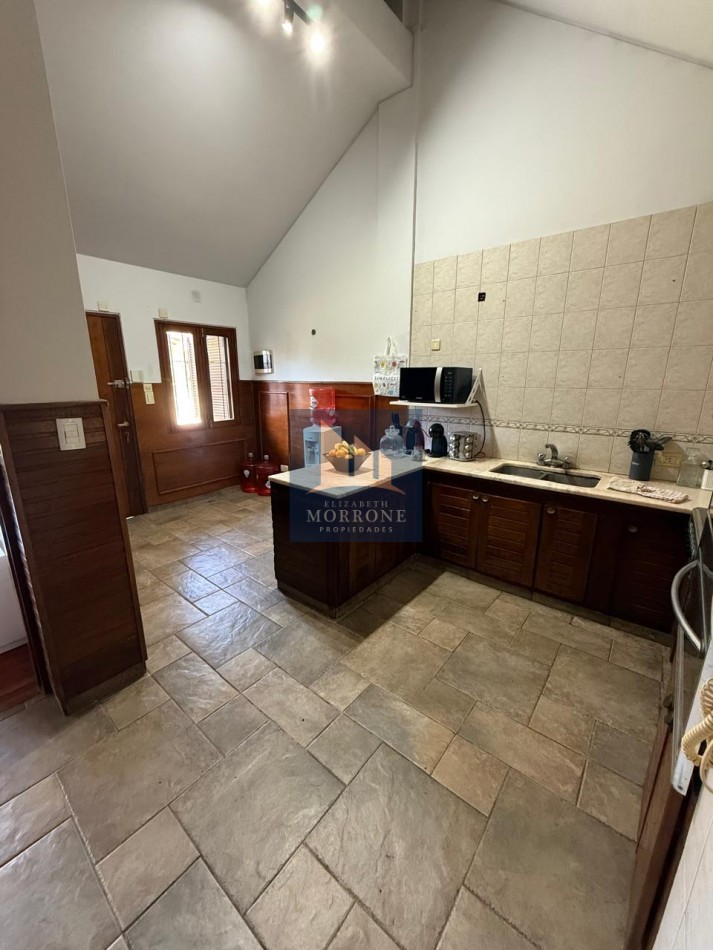 VENTA HERMOSA CASA EN ZONA RESIDENCIAL, 2 DORMITORIOS, QUINCHO Y PILETA, NARCISO LAPRIDA 20 -MONTE GRANDE-