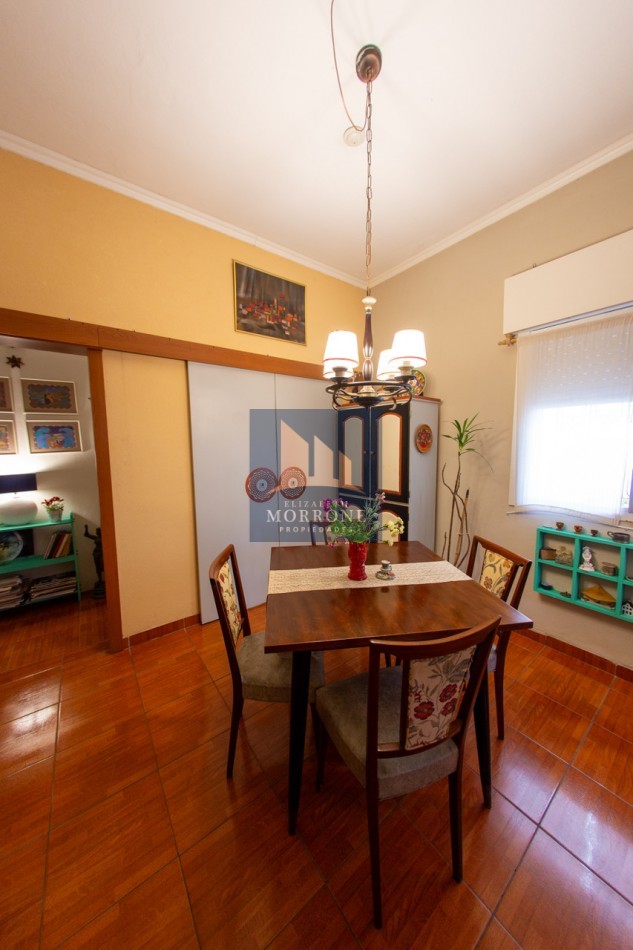 VENTA HERMOSA CASA CON DEPARTAMENTO, LUGAR PARA 3 AUTOS, CORRIENTES AL 800 -LOMAS DE ZAMORA-