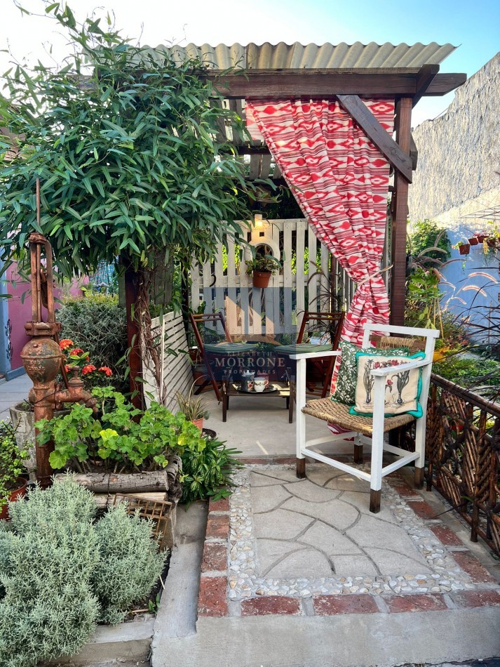 VENTA HERMOSA CASA CON DEPARTAMENTO, LUGAR PARA 3 AUTOS, CORRIENTES AL 800 -LOMAS DE ZAMORA-