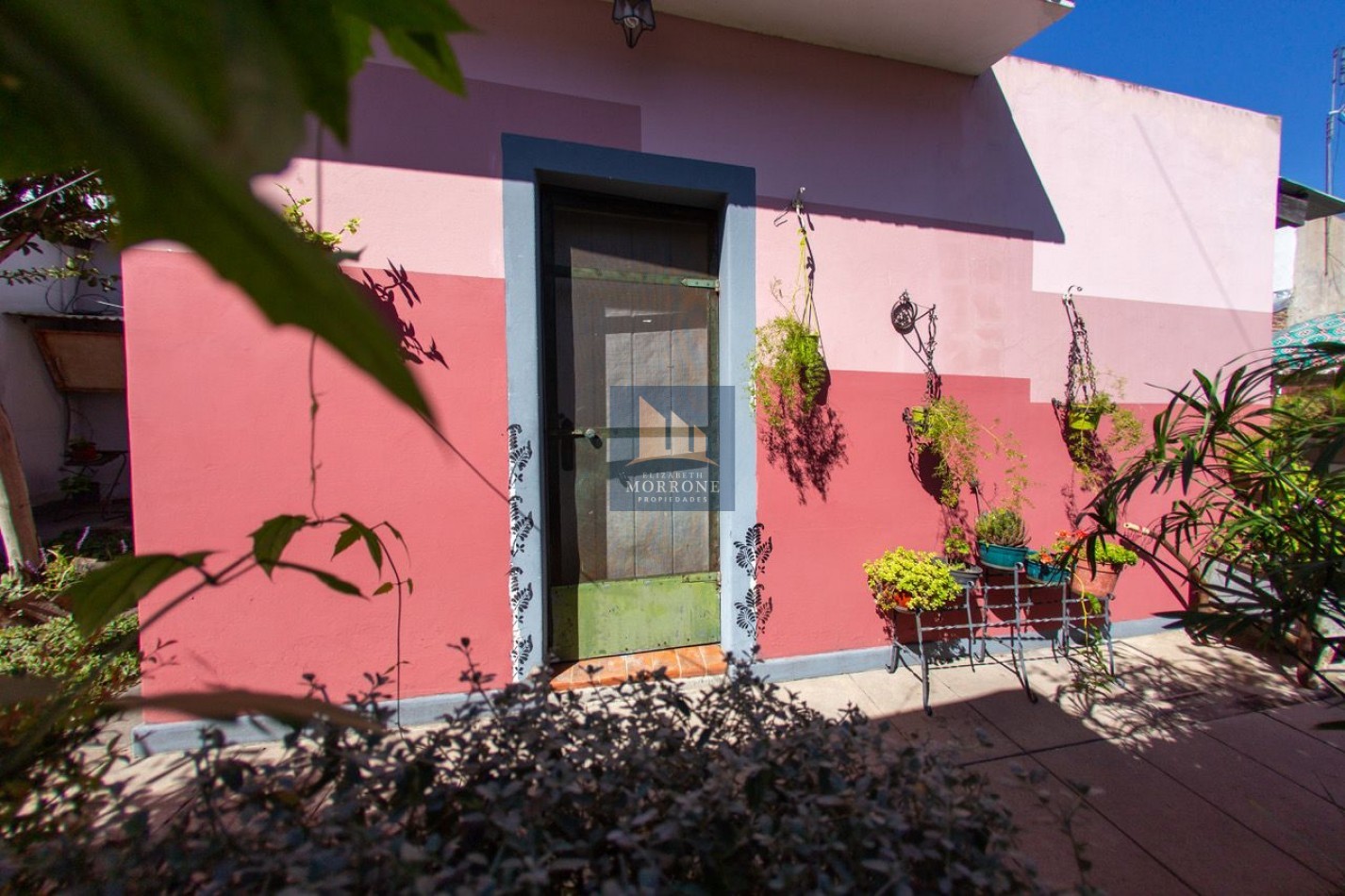 VENTA HERMOSA CASA CON DEPARTAMENTO, LUGAR PARA 3 AUTOS, CORRIENTES AL 800 -LOMAS DE ZAMORA-