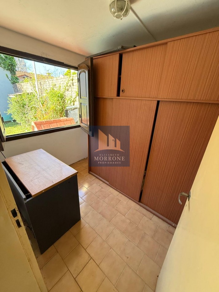 VENTA HERMOSA CASA EN ZONA RESIDENCIAL, 2 DORMITORIOS, QUINCHO Y PILETA, NARCISO LAPRIDA 20 -MONTE GRANDE-