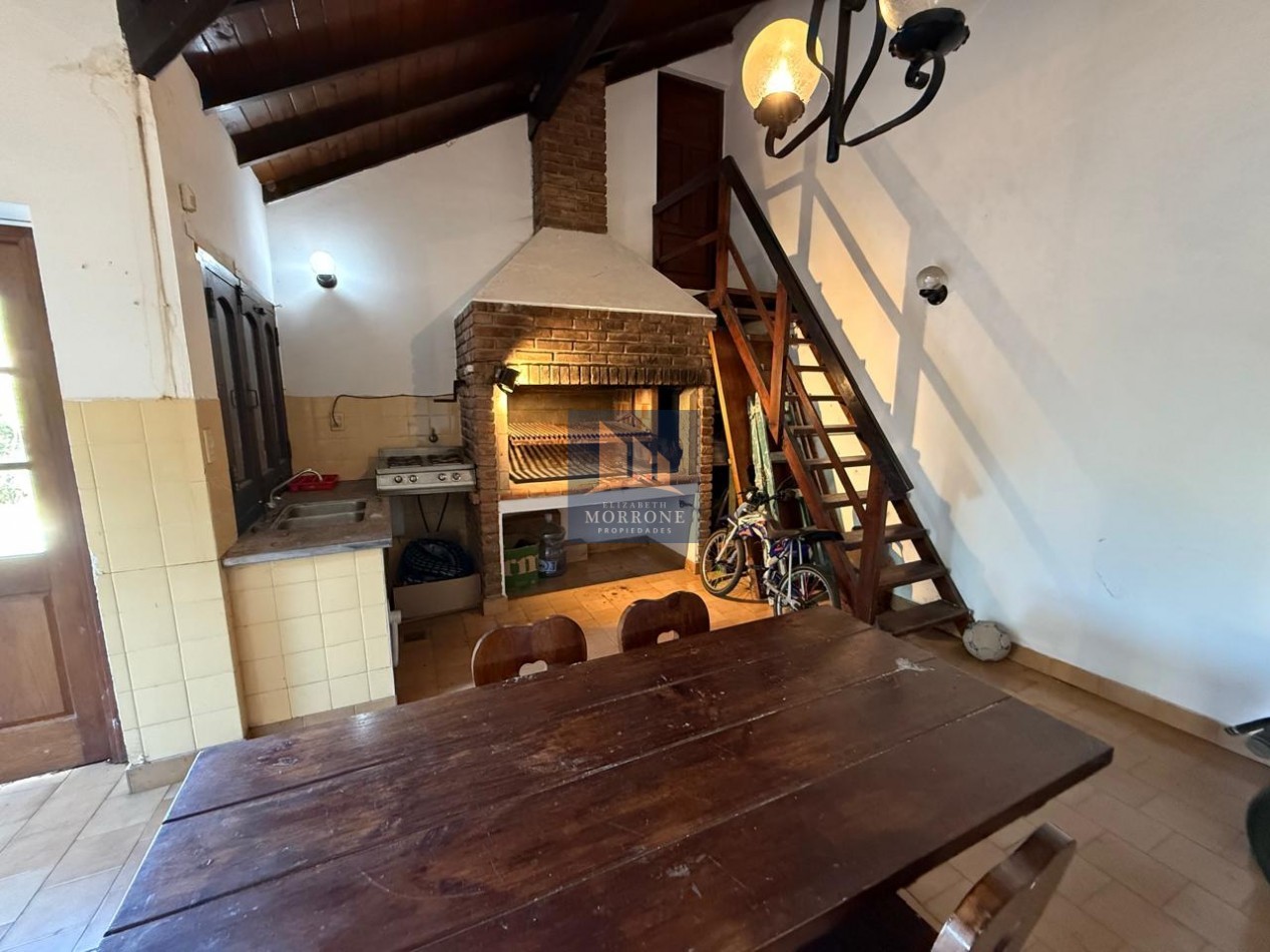 VENTA HERMOSA CASA EN ZONA RESIDENCIAL, 2 DORMITORIOS, QUINCHO Y PILETA, NARCISO LAPRIDA 20 -MONTE GRANDE-