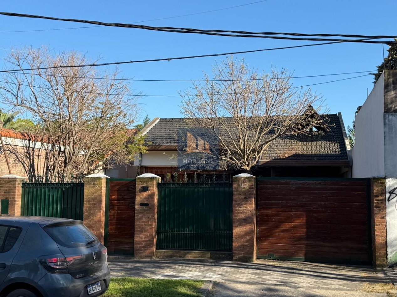 VENTA HERMOSA CASA EN ZONA RESIDENCIAL, 2 DORMITORIOS, QUINCHO Y PILETA, NARCISO LAPRIDA 20 -MONTE GRANDE-