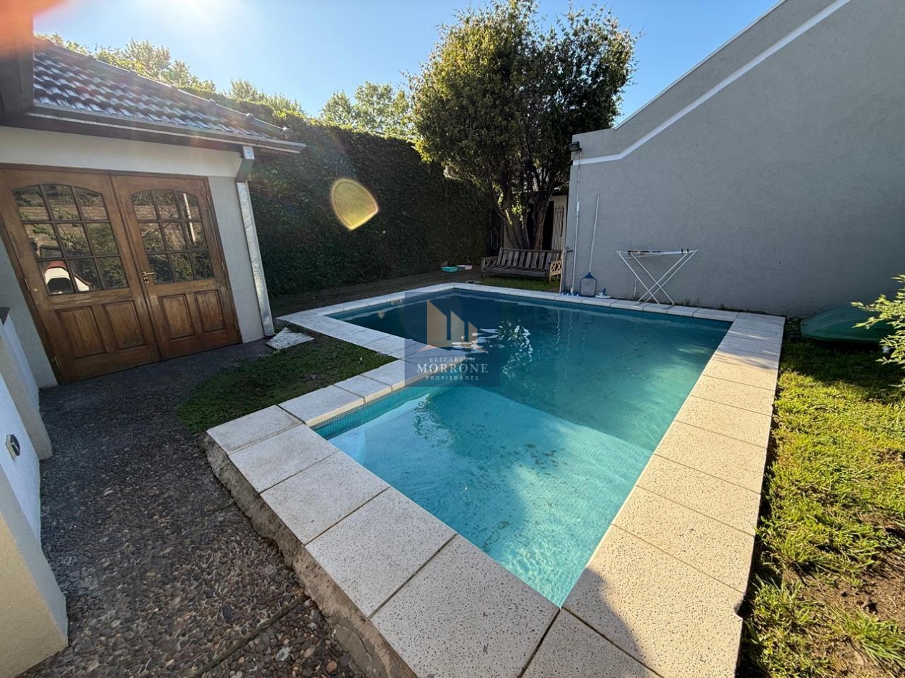 VENTA HERMOSA CASA EN ZONA RESIDENCIAL, 2 DORMITORIOS, QUINCHO Y PILETA, NARCISO LAPRIDA 20 -MONTE GRANDE-