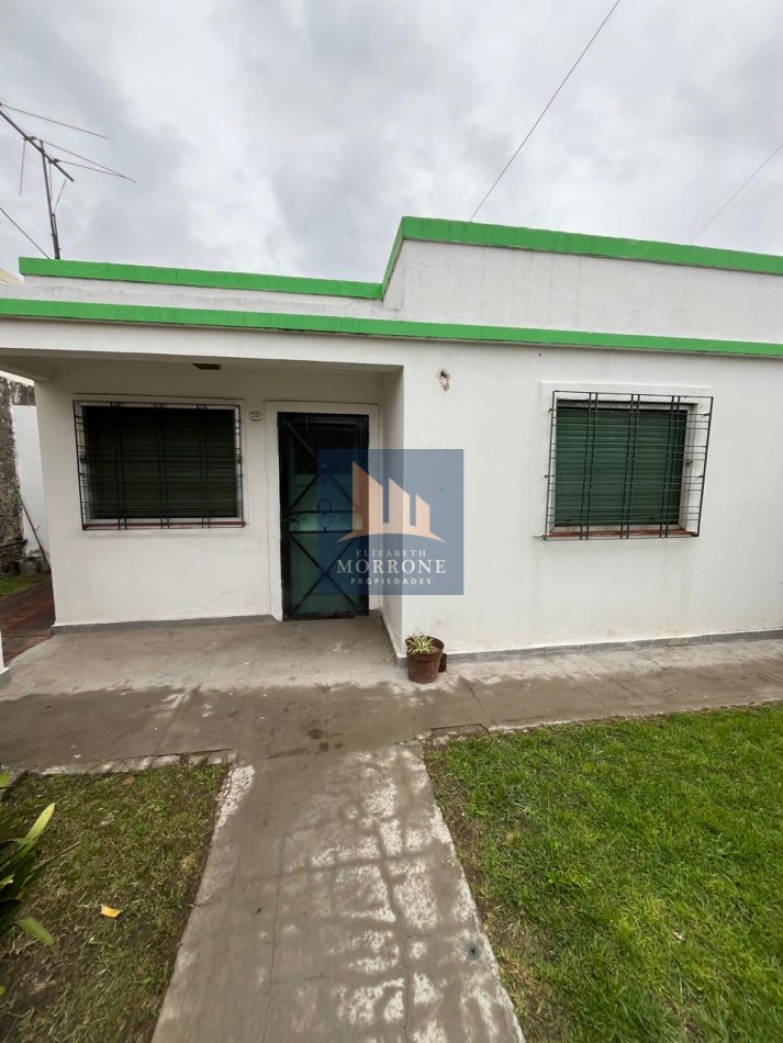 ALQUILER AMPLIA CASA 2 DORMITORIOS, PARQUE Y ENTRADA DE AUTO SEMICUBIERTA, JURAMENTO 2275 -TEMPERLEY-