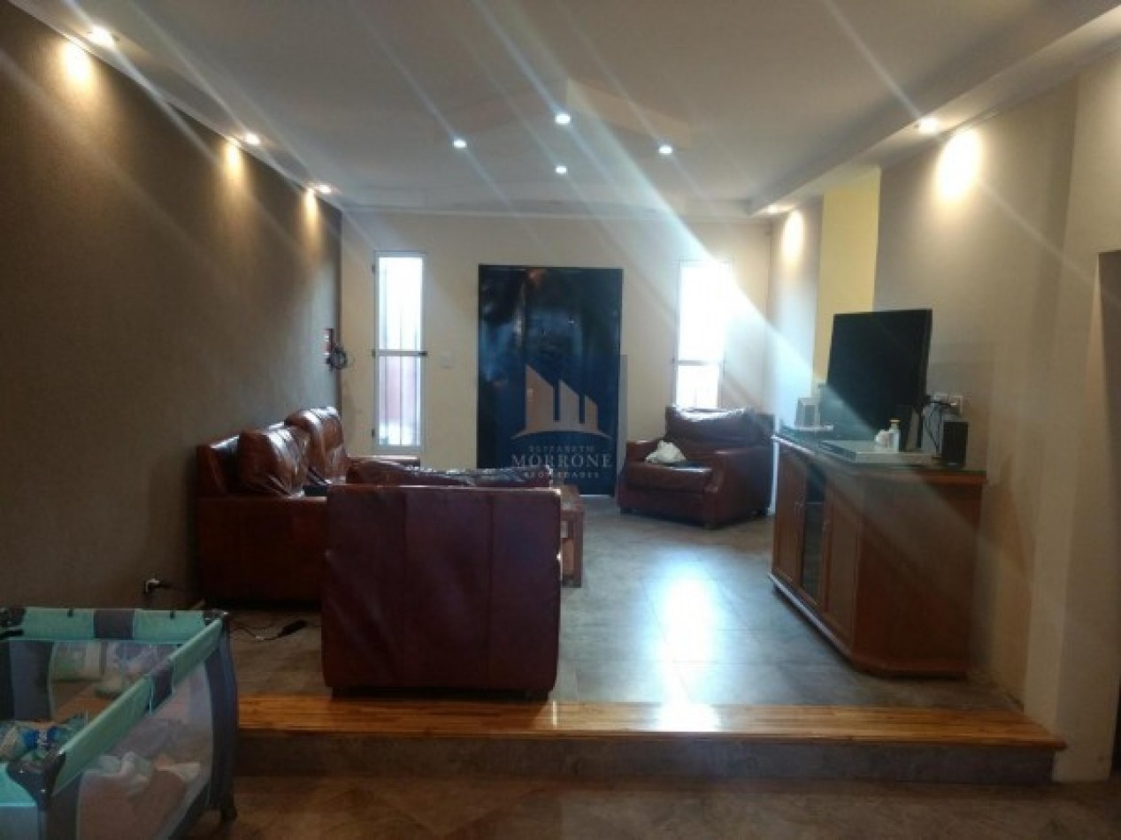 VENTA MODERNA CASA 2 PLANTAS CON 3 DORMITORIOS ACEPTA DEPTO 2 AMB EN PARTE DE PAGO, AV. GRAL ARENALES 1000 -BANFIELD ESTE-